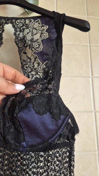 Lingerie nera con pizzo viola