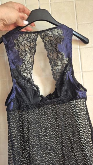 Lingerie nera con pizzo viola