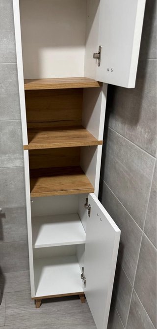 Armario de baño blanco y madera