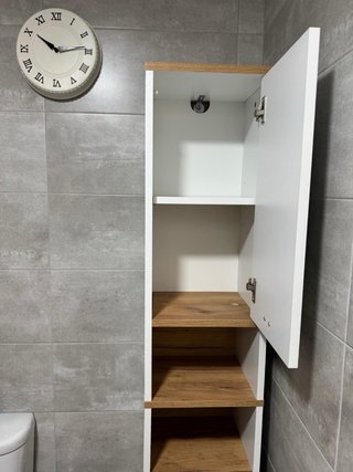 Armario de baño blanco y madera