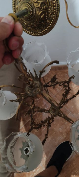 Lámpara de metal dorada con detalles