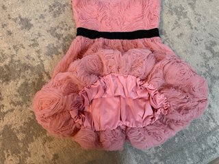 Vestido rosa con flores y cinturón negro