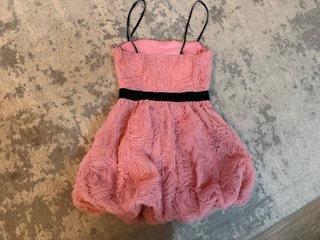 Vestido rosa con flores y cinturón negro