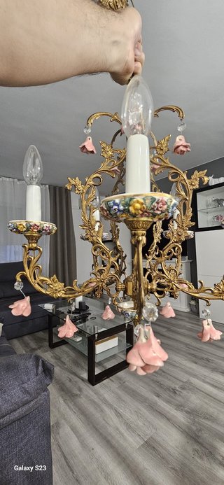 Candelabro de metal dorado con flores