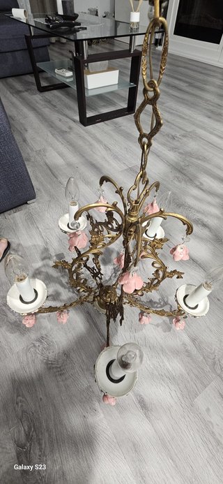 Candelabro de metal dorado con flores