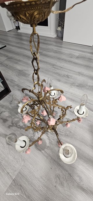 Candelabro de metal dorado con flores