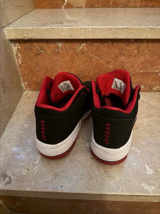 Zapatillas Jordan Negras y Rojas