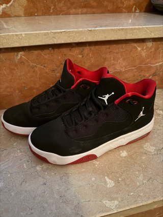 Zapatillas Jordan Negras y Rojas
