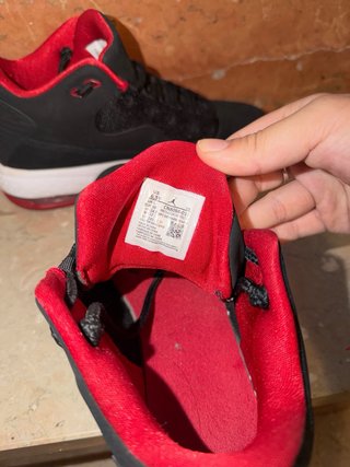 Zapatillas Jordan Negras y Rojas