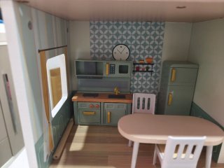 Casita de muñecas de madera