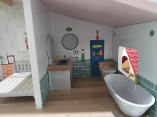 Casita de muñecas de madera