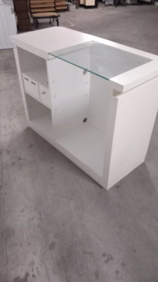 Mostrador blanco para tienda con tapa de cristal