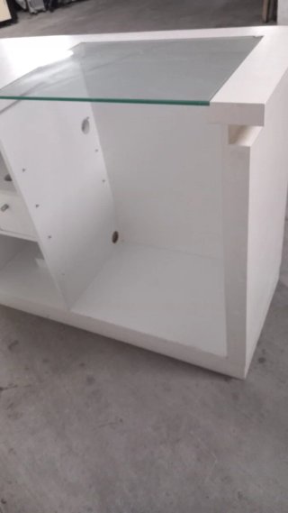 Mostrador blanco para tienda con tapa de cristal
