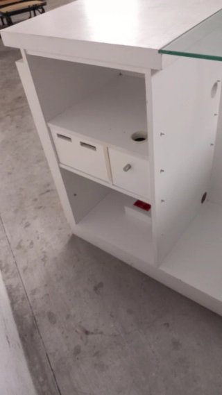 Mostrador blanco para tienda con tapa de cristal