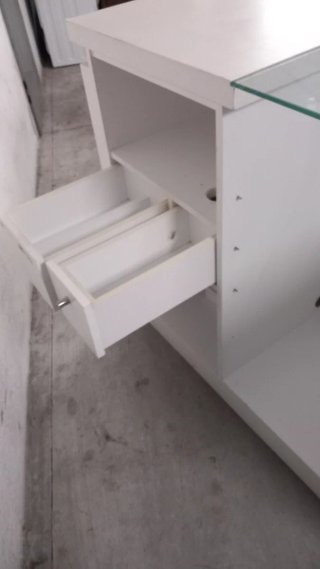 Mostrador blanco para tienda con tapa de cristal