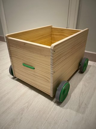 Cajas de madera para almacenaje con ruedas.