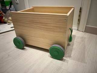 Cajas de madera para almacenaje con ruedas.