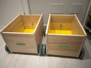 Cajas de madera para almacenaje con ruedas.