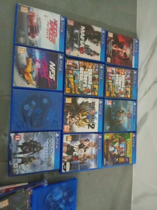 PS4 (PlayStation 4) con 2 mandos y 20 juegos