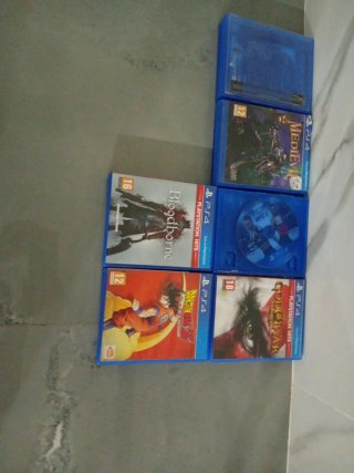 PS4 (PlayStation 4) con 2 mandos y 20 juegos