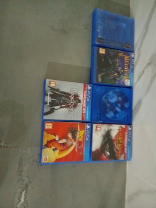 PS4 (PlayStation 4) con 2 mandos y 20 juegos