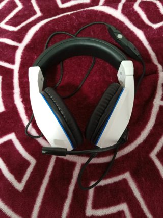 PS4 (PlayStation 4) con 2 mandos y 20 juegos