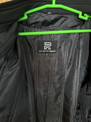 Cazadora de moto negra y amarilla
