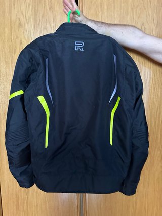 Cazadora de moto negra y amarilla