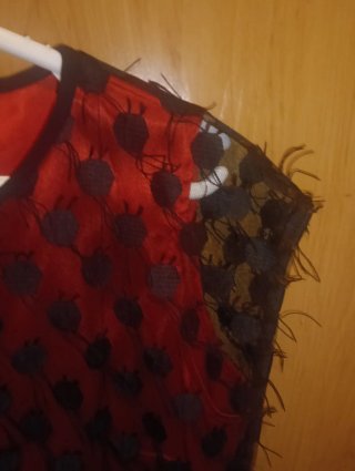 Camisa elegante roja y negra