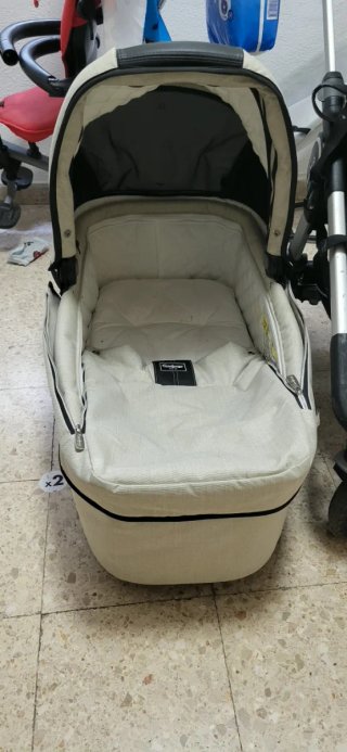 Carrito de bebé con capazo y patinete