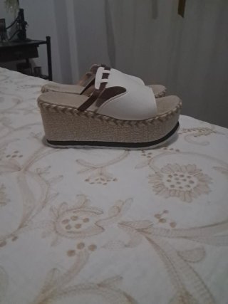 Sandalias cuña blancas y marrones