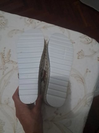 Sandalias cuña blancas y marrones