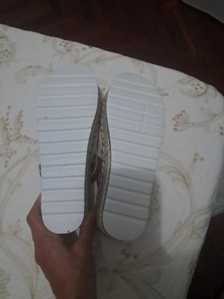 Sandalias cuña blancas y marrones