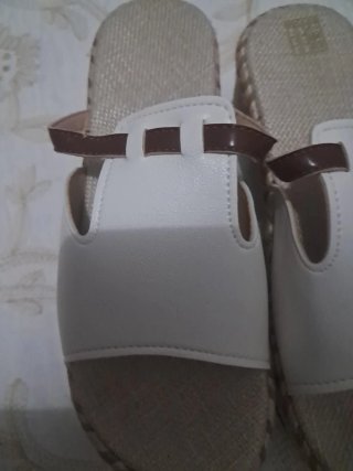 Sandalias cuña blancas y marrones