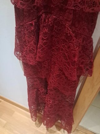 Vestido fiesta volantes granate