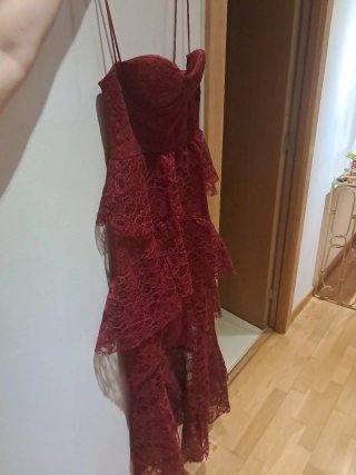 Vestido fiesta volantes granate