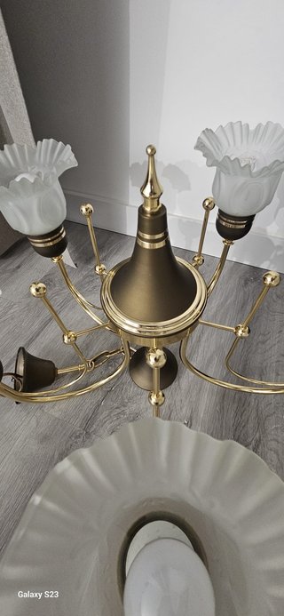 Candelabro dorado estilo clásico