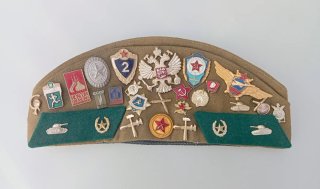 Gorra militar rusa con insignias