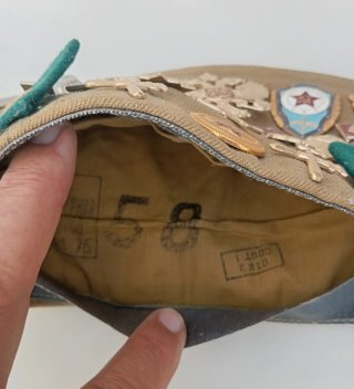 Gorra militar rusa con insignias