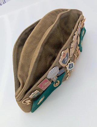 Gorra militar rusa con insignias
