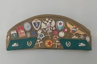 Gorra militar rusa con insignias