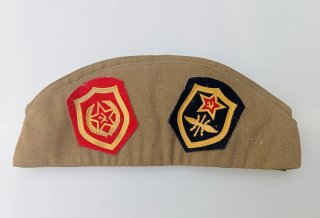Gorra militar rusa con insignias