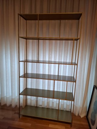 Estantería metálica alta dorada