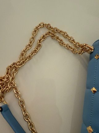 Bolso Michael Kors azul con tachuelas doradas