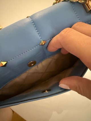 Bolso Michael Kors azul con tachuelas doradas