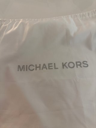 Bolso Michael Kors azul con tachuelas doradas