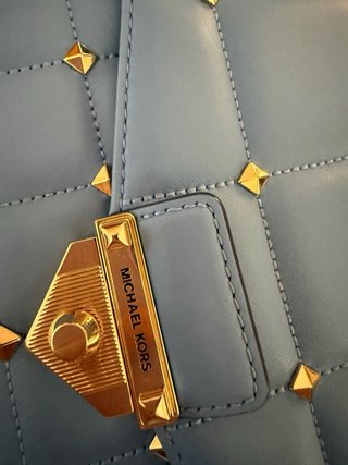 Bolso Michael Kors azul con tachuelas doradas
