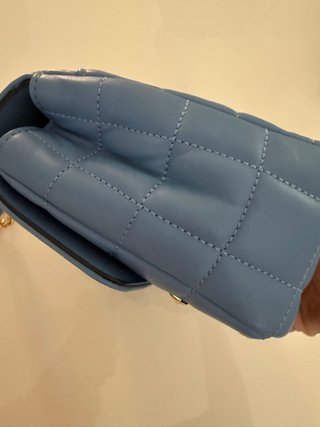 Bolso Michael Kors azul con tachuelas doradas