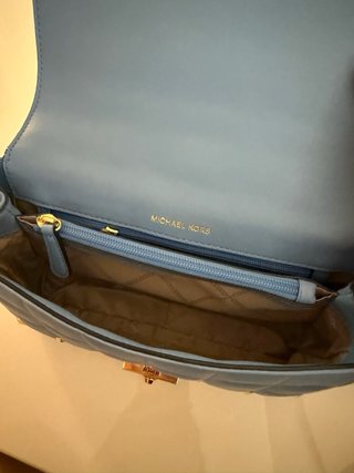 Bolso Michael Kors azul con tachuelas doradas