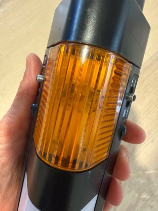 Lampada di emergenza arancione e bianca